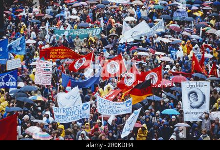 Demonstration für den Frieden, Antikriegs- und Friedensbewegung gegen die Stationierung von Mittelstreckenraketen, größte politische Kundgebung in Hamburg und Bremerhaven im Oktober 1983, im so Heißen Herbst 1983. Stockfoto