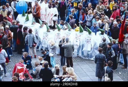 Demonstration für den Frieden, Antikriegs- und Friedensbewegung gegen die Stationierung von Mittelstreckenraketen, größte politische Kundgebung in Hamburg und Bremerhaven im Oktober 1983, im so Heißen Herbst 1983. Stockfoto