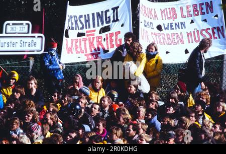 Demonstration für den Frieden, Antikriegs- und Friedensbewegung gegen die Stationierung von Mittelstreckenraketen, größte politische Kundgebung in Hamburg und Bremerhaven im Oktober 1983, im so Heißen Herbst 1983. Stockfoto