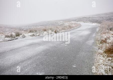 Leichter Schnee auf der Landstraße, Wicklow Mountains, County Wicklow, Irland Stockfoto
