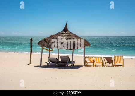 Ruhiger und schöner Tag am Anakao Beach in Madagaskar, mit einem klaren blauen Himmel, einer komfortablen Sonnenliege und einem farbenfrohen Sonnenschirm für Ihren ultimativen Stockfoto