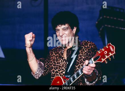 Mungo Jerry, Britisch Rock und Blues Band mit Frontmann, Sänger und Gitarrist Ray Dorset, hier bei einem Konzert in Deutschland, 1999. Mungo Jerry, British Rock and Blues Band mit Sänger, Songwriter und Gitarrist Ray Dorset, hier bei einem Konzert in Deutschland, 1999. Stockfoto