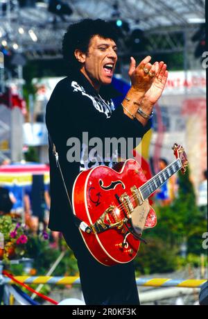 Mungo Jerry, Britisch Rock und Blues Band mit Frontmann, Sänger und Gitarrist Ray Dorset, hier bei einem ARD Fernsehauftritt, Deutschland, 1997. Mungo Jerry, British Rock and Blues Band mit Sänger, Songwriter und Gitarrist Ray Dorset, hier bei einer TV Show in Deutschland, 1997. Stockfoto