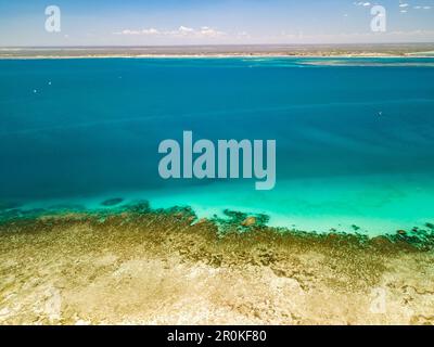 Blick aus der Vogelperspektive auf das türkisfarbene Wasser rund um die Insel Nosy Ve in Madagaskar. Das kristallklare Wasser ist sichtbar und sorgt für ein wunderschönes Kont Stockfoto