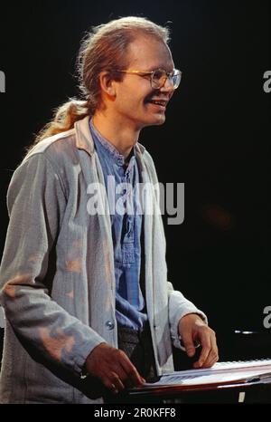 Jazz Fest Berlin, Philharmonie, Deutschland, 1993, Frank Raschke, deutscher Jazzpianist , Auftritt mit Vielharmonie & RBT Orchester. Jazz Fest Berlin, Philharmonie, Deutschland, 1993, Frank Raschke, Deutscher Jazzpianist, Aufführung mit Vielharmonie & RBT Orchestra. Stockfoto