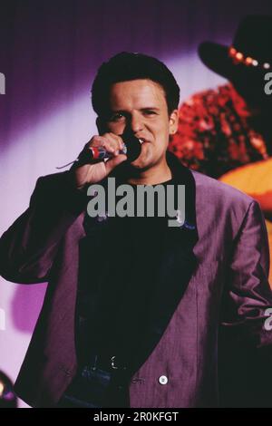 Hitparade, ZDF Musiksendung, Deutschland, 5. September 1990, Auftritt der deutschen Popband Pandance mit Sänger Andreas Hinsch und dem Lied: Mach mich verrückt. Hitparade, TV-Musikshow, 5. September 1990, Aufführung der deutschen Band Pandance mit Sänger Andreas Hinsch Stockfoto