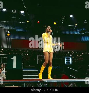 Hitparade, ZDF Musiksendung, Deutschland, 20. Februar 1971, Auftritt von Ramona, deutsche Schlagersänger. Hitparade, TV-Musikshow, Deutschland, 20. Februar 1971, Aufführung von Ramona, echter Name: Ramona Kraft, deutsche Popsängerin. Stockfoto