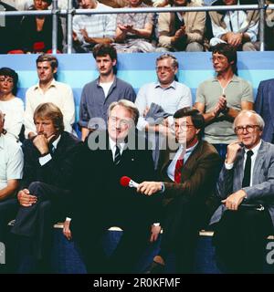 Johannes Rau, deutscher Politiker, SPD-Politiker, Ministerpräsident von Nordrhein-Westfalen, hier bei einer Diskussion im Deutschen Fernsehen mit WDR-Intendant Friedrich Nowottny, rechts, Deutschland, 1985. Johannes Rau, deutscher Politiker, Premierminister von Nordrhein-Westfalen, hier während einer Fernsehdiskussion mit dem Direktor des WDR, Friedrich Nowottny, rechts, Deutschland, 1985. Stockfoto