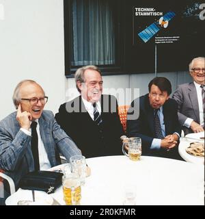 Johannes Rau, deutscher Politiker, SPD-Politiker, Ministerpräsident von Nordrhein-Westfalen, Bild: WDR-Intendant Friedrich Nowottny, Johannes Rau, Lothar Loewe, SFB-Intendant, Deutschland, 1985. Johannes Rau, deutscher Politiker, Premierminister von Nordrhein-Westfalen, Foto: Friedrich Nowottny, Direktor des WDR, Johannes Rau, Lothar Loewe, Direktor der SFB, Deutschland, 1985. Stockfoto