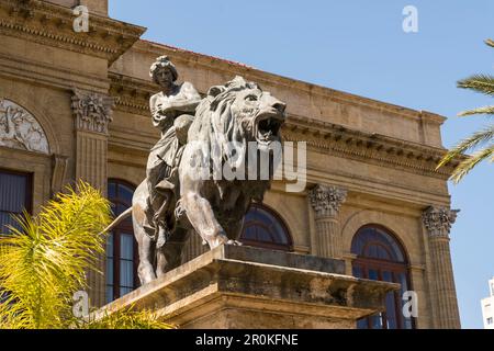 Große bronzene Löwenskulptur (entworfen von Sir Mario Rutelli) auf der rechten Seite des Eingangs zum Teatro Massimo Vittorio Emanuele Theater auf der Piazza Ve Stockfoto