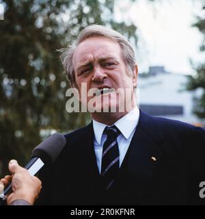 Johannes Rau, deutscher Politiker, SPD-Politiker, Ministerpräsident von Nordrhein-Westfalen, hier bei einem Interview, Deutschland, 1985. Johannes Rau, deutscher Politiker, Premierminister von Nordrhein-Westfalen, hier während eines Interviews, Deutschland, 1985. Stockfoto