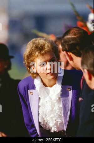 Prinz Charles beim Besuch in München, Deutschland, 1987, Bild: Monika Hohlmeier, Tochter des Bayerischen Ministerpräsidenten Franz Josef Strauß, im Gespräch mit Prinz Charles. Prinz Charles zu einem Besuch in München, Deutschland, 1987, Foto: Monika Hohlmeier, Tochter des bayerischen Premierministers Franz Josef Strauss spricht mit Prinz Charles. Stockfoto