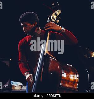Jazz Fest Berlin, Philharmonie, Deutschland, 1979, Buster Williams, Amerikanischer Jazzbassist spielt mit von und Chico Freeman Quintet. Jazz Fest Berlin, Philharmonie, Deutschland, 1979, Buster Williams, American Jazz Bassist, spielt mit von und Chico Freeman Quintet. Stockfoto