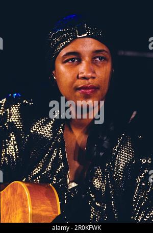 Jazz Fest Berlin, Philharmonie, Deutschland, 1987, Monette Sudler, Amerikanisches Jazzgitarristin, Jazzsängerin, Auftritt mit Change of the Century Orchestra. Jazz Fest Berlin, Philharmonie, Deutschland, 1987, Monette Leigh Sudler, American Jazz Gitarrist und Jazzsänger, Aufführung mit dem Change of the Century Orchestra. Stockfoto