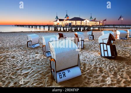 Liegestühle am Pier, Ahlbeck, Usedom, Ostsee, Mecklenburg-Vorpommern, Deutschland Stockfoto