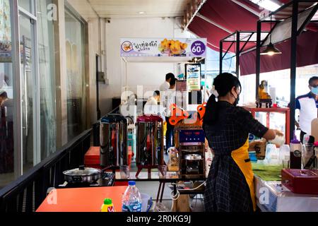 Thailändische Händlerinnen kochen Brühmilchtee oder boba Tee zum Verkauf thailänder und Gäste auf dem lokalen Straßenmarkt Basar in Phahu Stockfoto