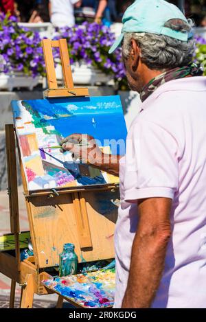Ein lokaler Künstler malt ein Bild der steilen Küste an der Promenade, Positano, Amalfiküste, Kampanien, Italien Stockfoto