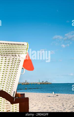 Strand mit Liege und Pier, Grömitz, Ostsee, Schleswig-Holstein, Deutschland Stockfoto