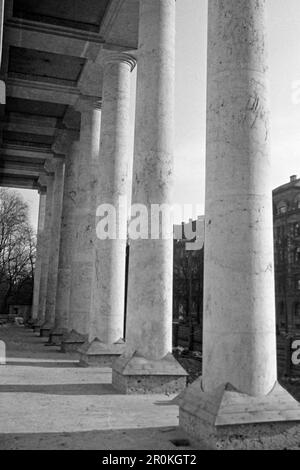 Die Säulen des noch im Bau befindlichen Portikus des Hauses der Deutschen Kunst, heute Haus der Kunst, die Kassetten an der Unterseite des Säulengangs noch ohne nationalsozialistische Ornamente, München 1936. Die Säulen des Portico des Hauses der Deutschen Kunst, heute Haus der Kunst, noch im Bau, die Kisten an der Unterseite der Kolonnade noch ohne nationalsozialistische Ornamente, München 1936. Stockfoto