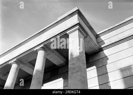 Blick auf die Unterseite des Säulengangs des Hauses der Deutschen Kunst, heutzutage Haus der Kunst, die Kassetten des Säulengangs noch ohne nationalsozialistische Ornamente, München 1936. Blick auf die Unterseite der Portiko des Hauses der Deutschen Kunst, jetzt Haus der Kunst, die Kassen der Kolonnaden noch ohne nationalsozialistische Ornamente, München 1936. Stockfoto