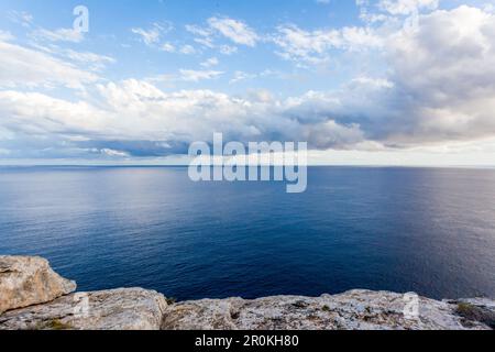 Blick auf die unbewohnte Insel Cabrera Leuchtturm Cap Blanc, Mallorca, Balearen, Spanien Stockfoto