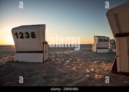 UNESCO-Weltkulturerbe „das Wattenmeer“, Strandliegen bei Sonnenuntergang in St. Peter-Ording, Schleswig-Holstein, Deutschland, Nordsee Stockfoto