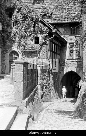 Torbogen im ersten Burghof der Wartburg bei Eisenach in Thüringen 1956. Torbogen im ersten Innenhof der Wartburg bei Eisenach in Thüringen, 1956. Stockfoto