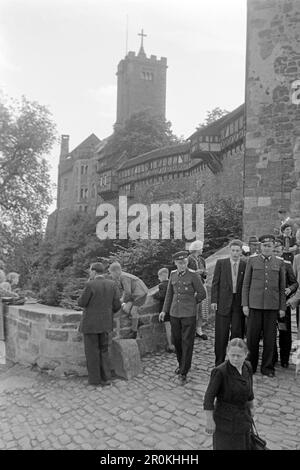 Besucher vor der Wartburg bei Eisenach in Thüringen 1956. Besucher vor der Wartburg bei Eisenach in Thüringen, 1956. Stockfoto