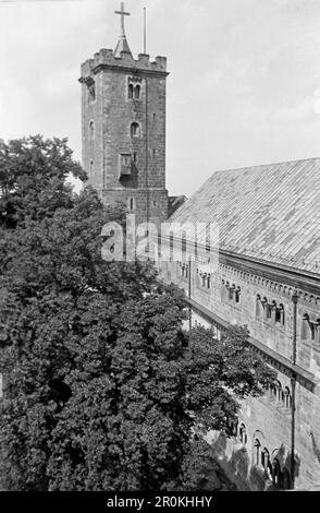 Blick auf den Bergfried und den Palas der Wartburg bei Eisenach in Thüringen, 1956. Blick auf den Bergfried und den Palast der Wartburg bei Eisenach in Thüringen, 1956. Stockfoto
