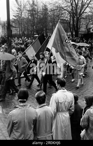 Kundgebung der FDJ, möglicherweise zum Gedenken an den Geburtstag von Ernst Thälmann, Weimar 1960. FDJ-Rallye, evtl. zum Geburtstag von Ernst Thälmann, Weimar 1960. Stockfoto