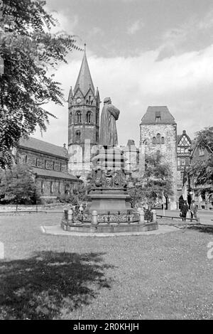 Nikolakirche und Nikolaitor mit Lutherdenkmal am Karlsplatz in Eisenach 1956. St. Nicholas-Kirche und Nikolaitor mit Luther-Denkmal auf dem Karlsplatz in Eisenach 1956. Stockfoto