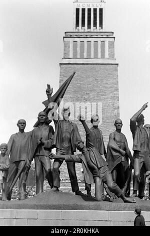 Von Fritz Cremer und Bertolt Brecht gestaltetes Denkmal zu Ehren des Widerstandskampfes im KZ Buchenwald mit dem Turm der Freiheit im Hintergrund, Gedenkstätte Buchenwald 1960. Denkmal entworfen von Fritz Cremer und Bertolt Brecht zu Ehren des Widerstandskampfes im Konzentrationslager Buchenwald mit dem Tower of Freedom im Hintergrund, Buchenwald Memorial 1960. Stockfoto