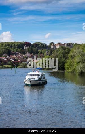 Le Boat Magnifique Hausboot während der Bootstour auf dem Fluss Petit Saône mit Stadt und Burg Château Ray-sur-Saône dahinter, Ray-sur-Saône, Haute-Saône, Bourgog Stockfoto