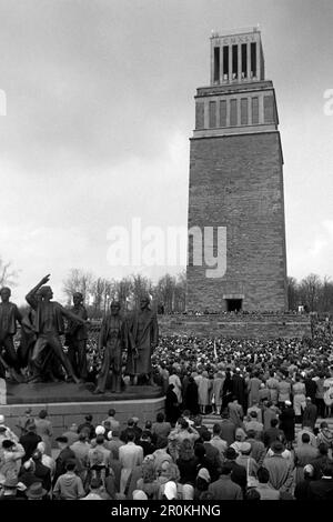 Von Fritz Cremer und Bertolt Brecht gestaltetes Denkmal zu Ehren des Widerstandskampfes im KZ Buchenwald mit dem Turm der Freiheit im Hintergrund, Gedenkstätte Buchenwald 1960. Denkmal entworfen von Fritz Cremer und Bertolt Brecht zu Ehren des Widerstandskampfes im Konzentrationslager Buchenwald mit dem Tower of Freedom im Hintergrund, Buchenwald Memorial 1960. Stockfoto