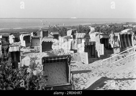 Strandkörbe am Strand von Duhnen bei Cuxhaven, 1960. Liegestühle am Strand von Duhnen nahe Cuxhaven, 1960. Stockfoto