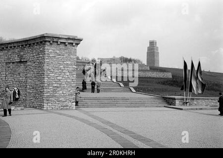 Der Stelenweg in der Gedenkstätte Buchenwald mit dem Turm der Freiheit im Hintergrund, 1960. Der Stelae-Pfad am Buchenwald-Denkmal mit dem Freedom Tower im Hintergrund, 1960. Stockfoto