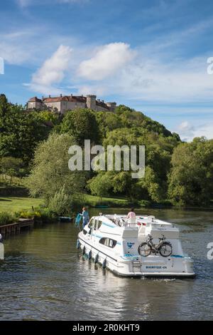 Le Boat Magnifique Hausboot während der Bootstour auf dem Fluss Petit Saône nähert sich dem Anlegesteg mit dem Schloss Château Ray-sur-Saône dahinter, Ray-sur-Saône, Haute Stockfoto