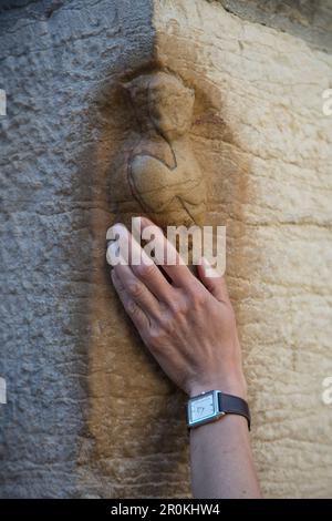 Handgefertigte Schnitzereien einer glatten Eule an der Außenwand der Kathedrale Eglise Notre Dame, Dijon, Côte-d'Or, Bourgogne-Franche-Comté, Frankreich Stockfoto