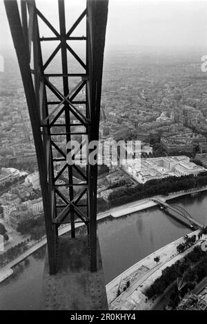 Blick auf Paris und die seine aus dem dritten Stock des Eiffelturms, rechts das Museum für Moderne Kunst und die Passerelle Debilly, 1940. Blick auf Paris und die seine vom dritten Stock des Eiffelturms, mit dem Museum für Moderne Kunst und der Passerelle Debilly auf der rechten Seite, 1940. Stockfoto