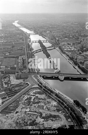 Blick vom Eifelturm über Paris und die seine, die Brücken von unten nach oben sind der Pont de Bir Hakeim, der Pont Rouelle und Pont de Grenelle über der Ile aux Cygnes und der Pont Mirabeau, Pont du Garigliano und als letzte Brücke auf dem Pariser Stadtgebiet der Pont Aval, 1940. Blick vom Eiffelturm über Paris und die seine, die Brücken von unten nach oben sind die Pont de Bir Hakeim, die Pont Rouelle und Pont de Grenelle über die Ile aux Cygnes und die Pont Mirabeau, Pont du Garigliano und als letzte Brücke im Stadtgebiet von Paris die Pont Aval, 1940. Stockfoto