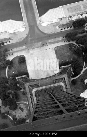 Blick vom Eiffelturm auf den Quai Jacques Chirac, den Pont d'Iéna und die Pfeiler West und Nord, Paris 1940. Blick vom Eiffelturm auf den Quai Jacques Chirac, die Pont d'Iéna und die West- und Nordpiers, Paris 1940. Stockfoto