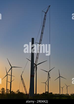 08. Mai 2023, Brandenburg, Jakobsdorf: Baustelle für eine neue Windturbine. Die neue Turbine wird eines Tages eine Nabenhöhe von etwa 170 Metern haben. Derzeit werden hier sieben neue Turbinen gebaut. Nach Angaben des Bundesverbands WindEnergie e.V. (Deutscher Windenergieverband) liegt der Bundesstaat Brandenburg an zweiter Stelle unter den Bundesländern mit der größten installierten Kapazität von Windkraftanlagen. Somit wird etwa ein Drittel des Strombedarfs aus Windenergie erzeugt. Mit über 7.864 MW (Megawatt) der installierten Gesamtleistung liegt Brandenburg heute nach Niedersachsen an zweiter Stelle. Foto: Pat Stockfoto