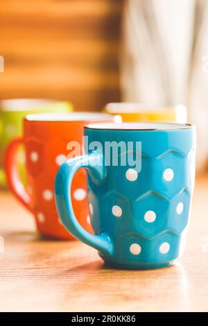 Die gepunkteten Becher auf dem Küchentisch. Stockfoto