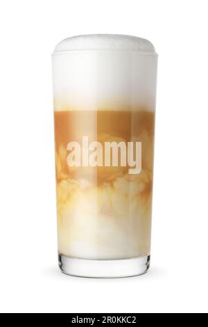 Schaumiger Latte-Kaffee und Milchgetränk in einem transparenten Glas, isoliert auf weißem Hintergrund. Stockfoto