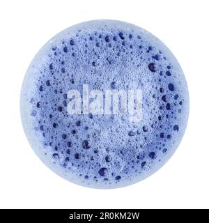Matcha-blauer Schmetterlingserbsen-Teeschaum isoliert auf weißem Hintergrund. Draufsicht. Stockfoto