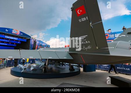 Logo und Signatur auf dem Schwanz von Bayraktar Kizilelma beim Teknofest 2023. Istanbul Turkiye - 5.1.2023 Stockfoto