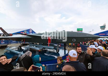 Türken fotografieren Bayraktar Kizilelma auf dem Teknofest 2023. Istanbul Turkiye - 5.1.2023 Stockfoto