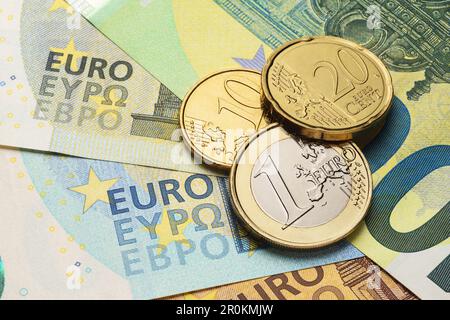 Eine Euro- und Cent-Münze auf den verschiedenen Scheinen. Stockfoto