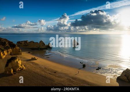 Farbige Felsen und Sonnenaufgang am Strand, Praia da Dona Ana, Lagos, Algarve, Portugal Stockfoto