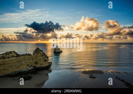 Farbige Felsen und Sonnenaufgang am Strand, Praia da Dona Ana, Lagos, Algarve, Portugal Stockfoto